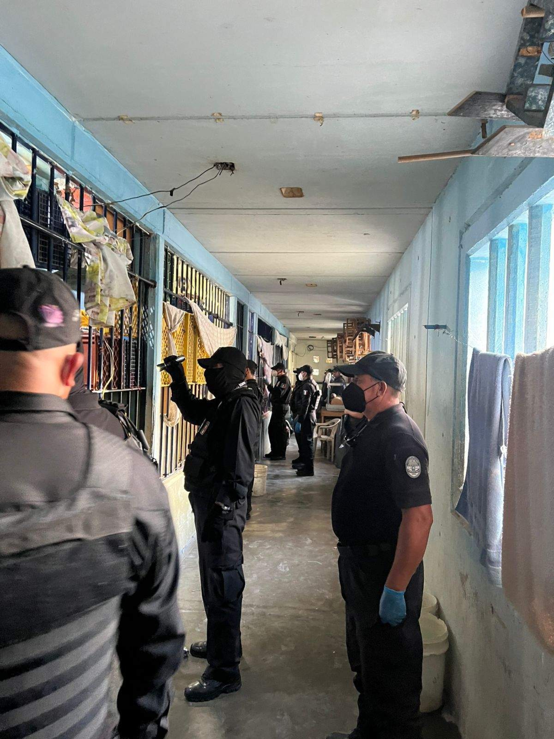 Realizan operativo en el penal de Atlacholoaya