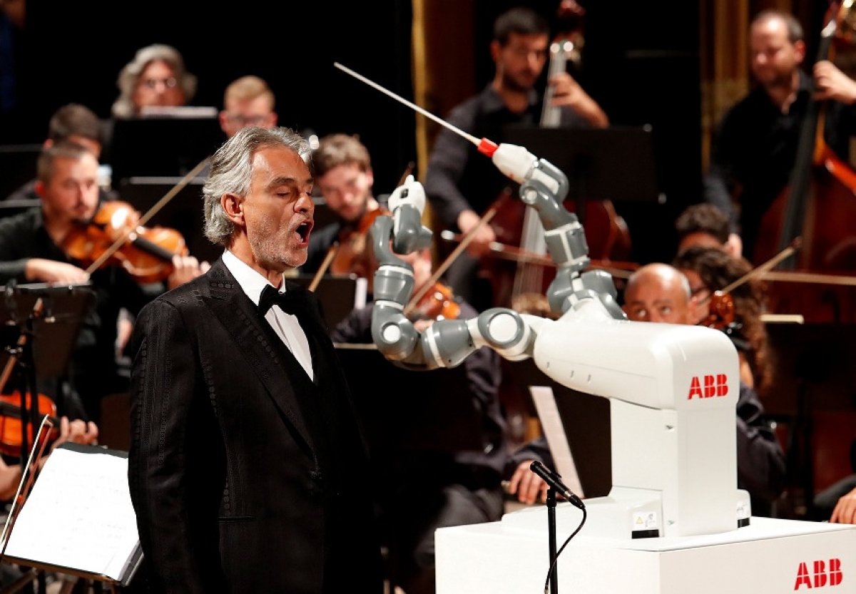 El futuro nos alcanza: Andrea Bocelli compartió escenario con un robot director de ópera