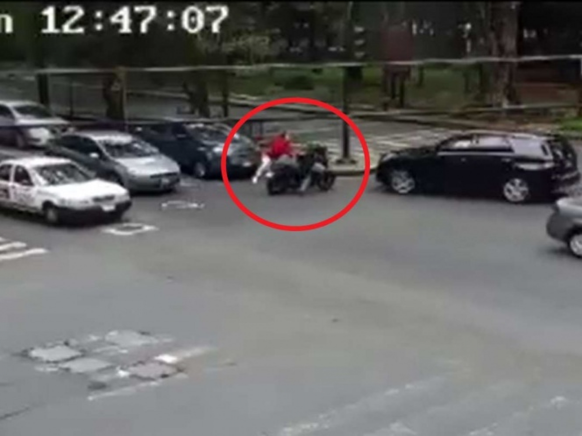 Huían en moto en Polanco, así los frenan automovilistas
