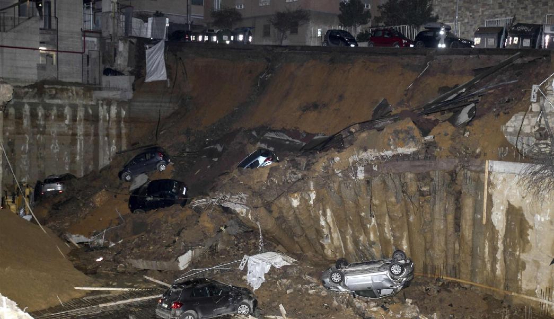 Socavón se traga varios autos en Roma; desalojan dos edificios