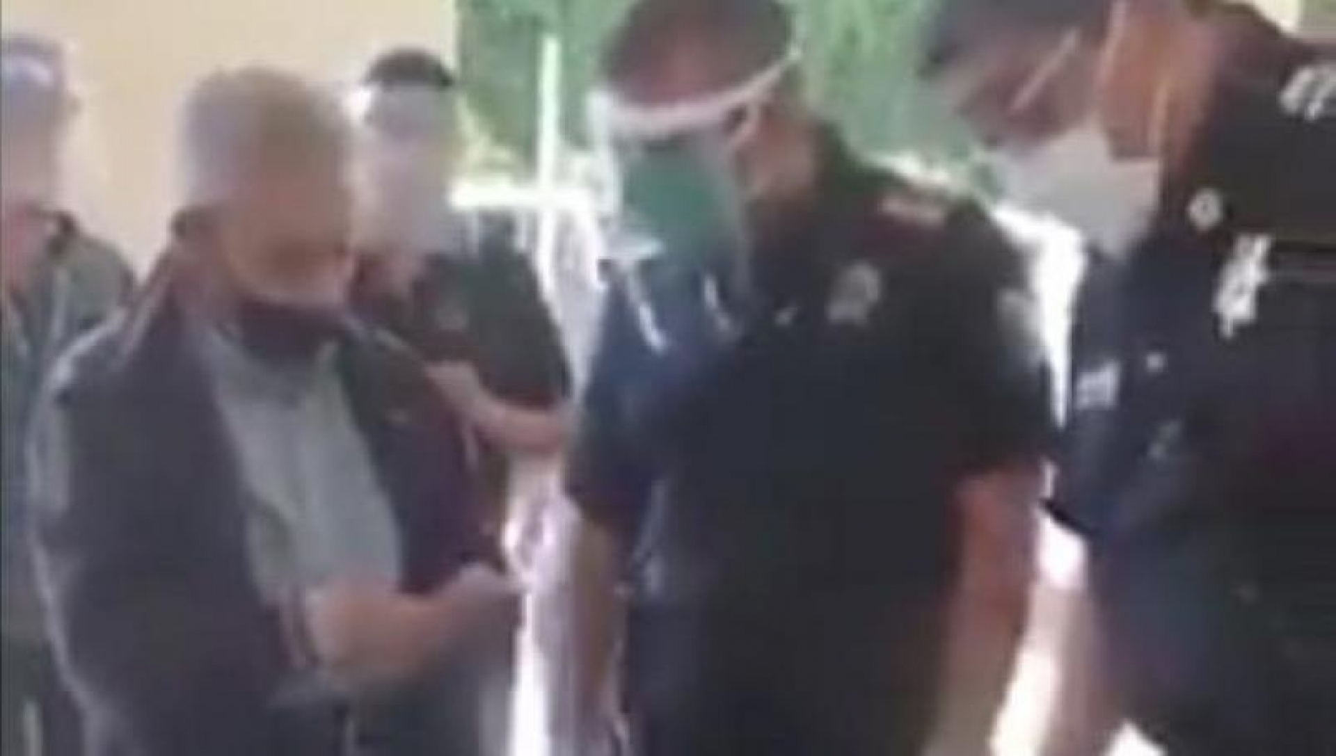 VIDEO: Policías de Texcoco compran mercancía a adulto mayor para que no se exponga al Covid-19