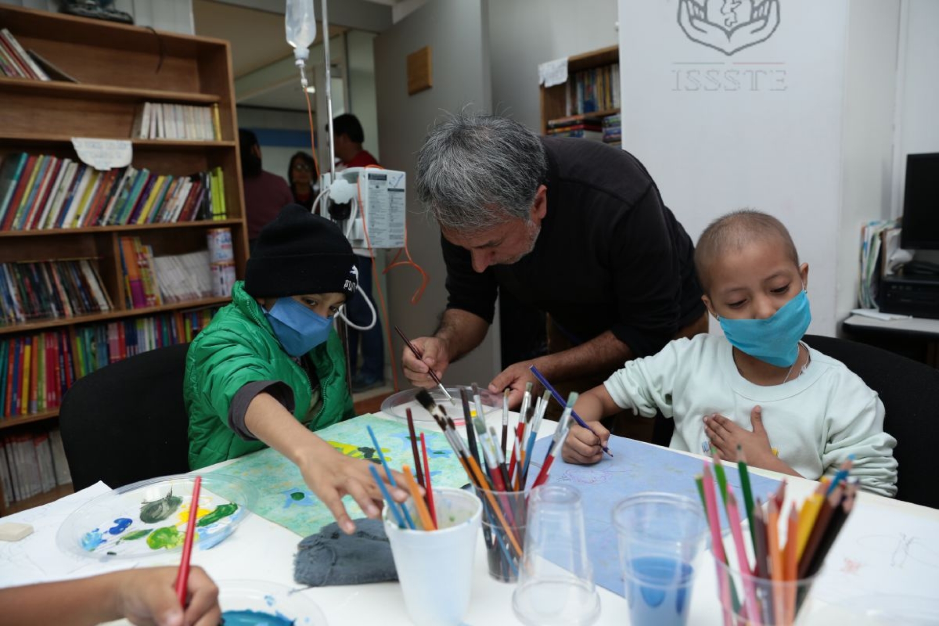 Crea ISSSTE guía para padres sobre detección oportuna de cáncer infantil