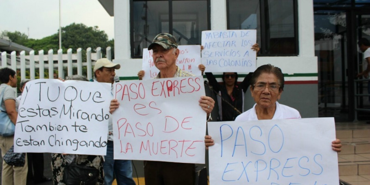 Se manifiesta la Asociación Cívica Morelense en la SCT, en protesta por fallos en el paso exprés