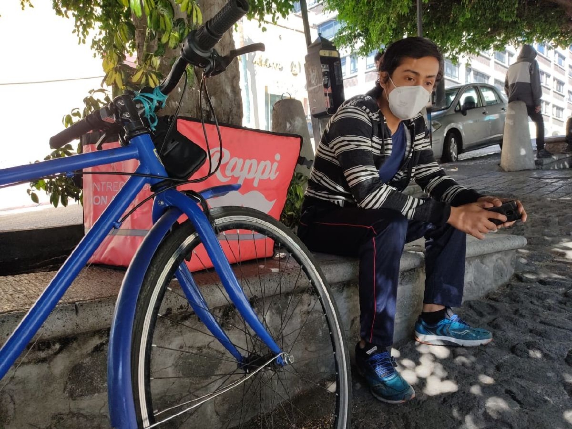 Reparte comida en bicicleta y estudia biología
