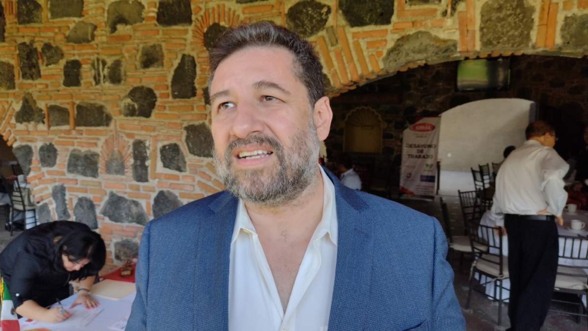Temen constructores falta de pagos tras relevo en gobiernos