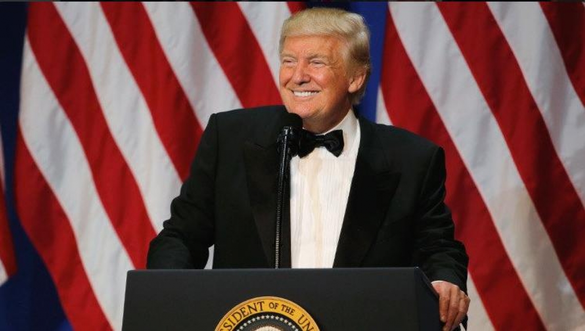 Renuncia Trump a más de 400 cargos en sus empresas