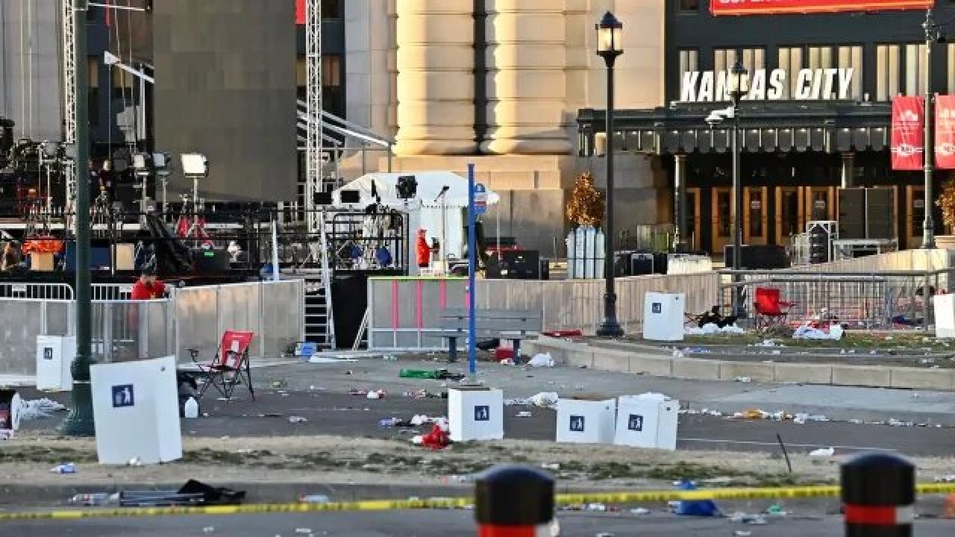 Dos menores son acusados por tiroteo en desfile de Kansas