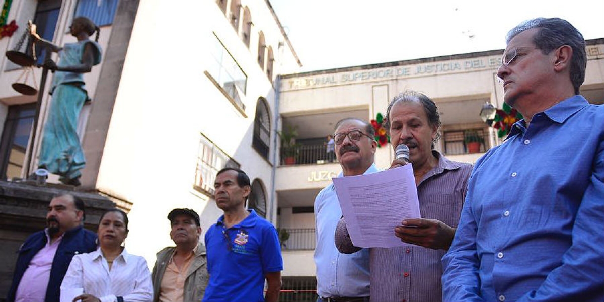 Integrantes del Frente Amplio Morelense protestan ante el TSJ