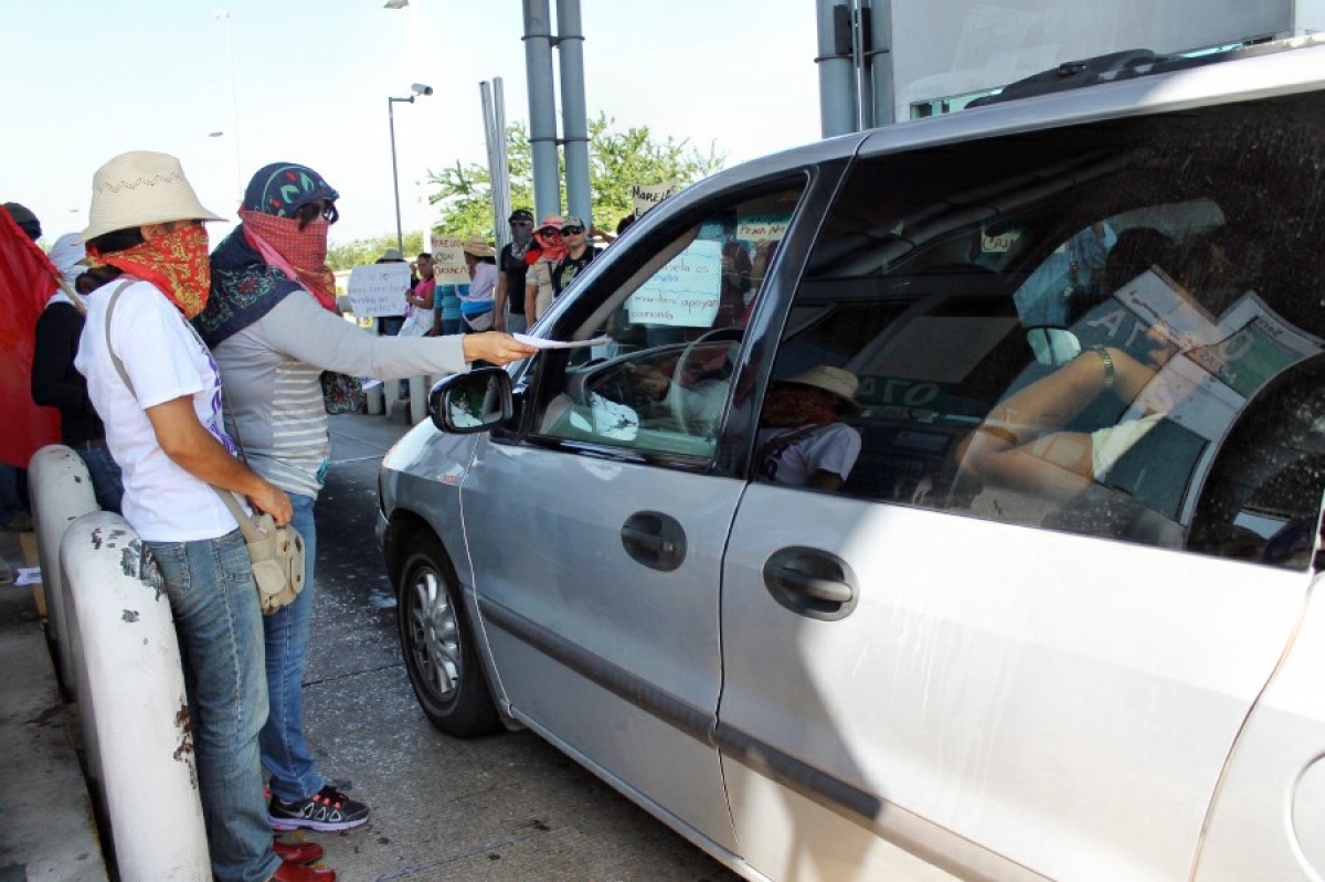 Toman caseta de Alpuyeca; exigen descuento en transporte