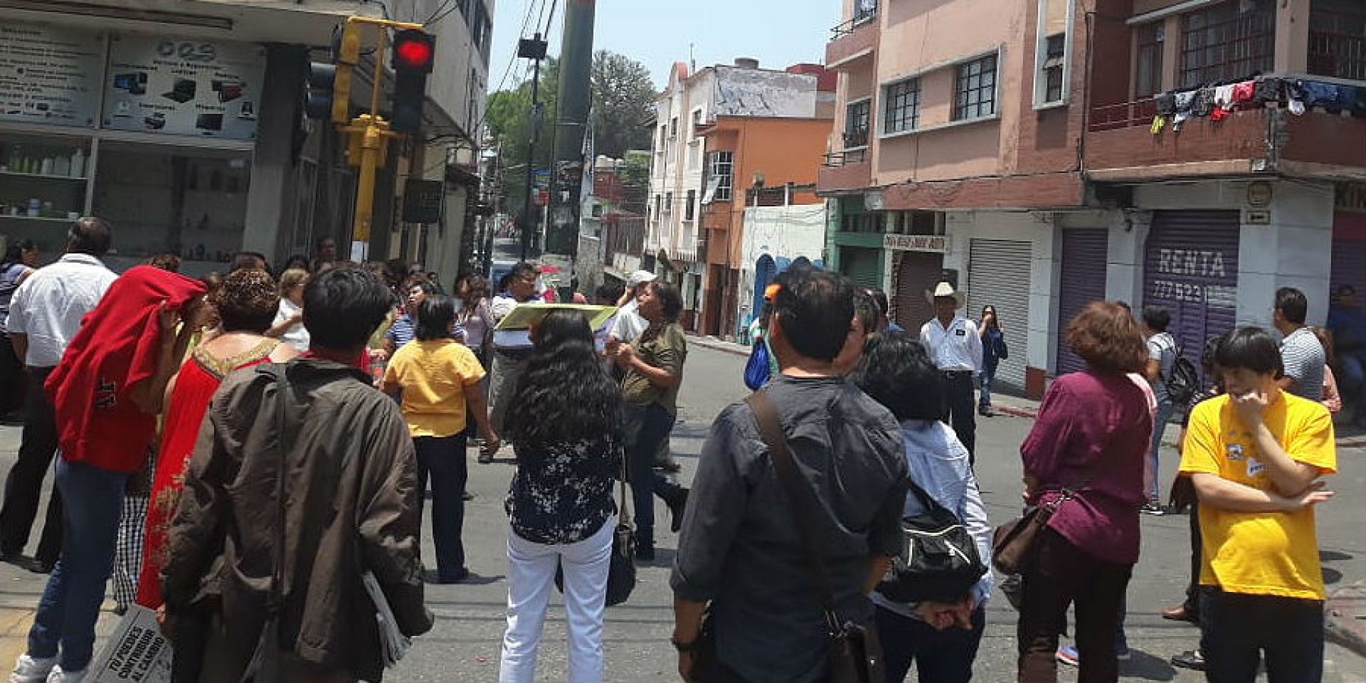 Se manifiestan profesores jubilados; exigen pago del bono por el Día del Maestro