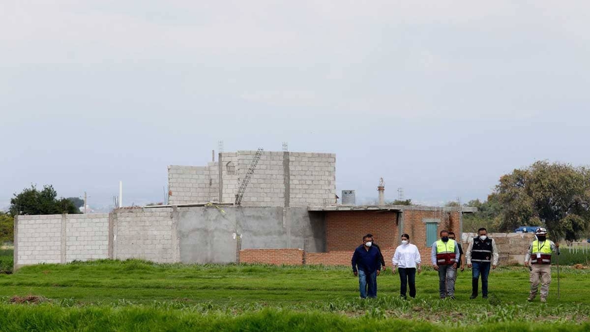 Darán "casa nueva y terreno" a familia afectada por el socavón en Puebla