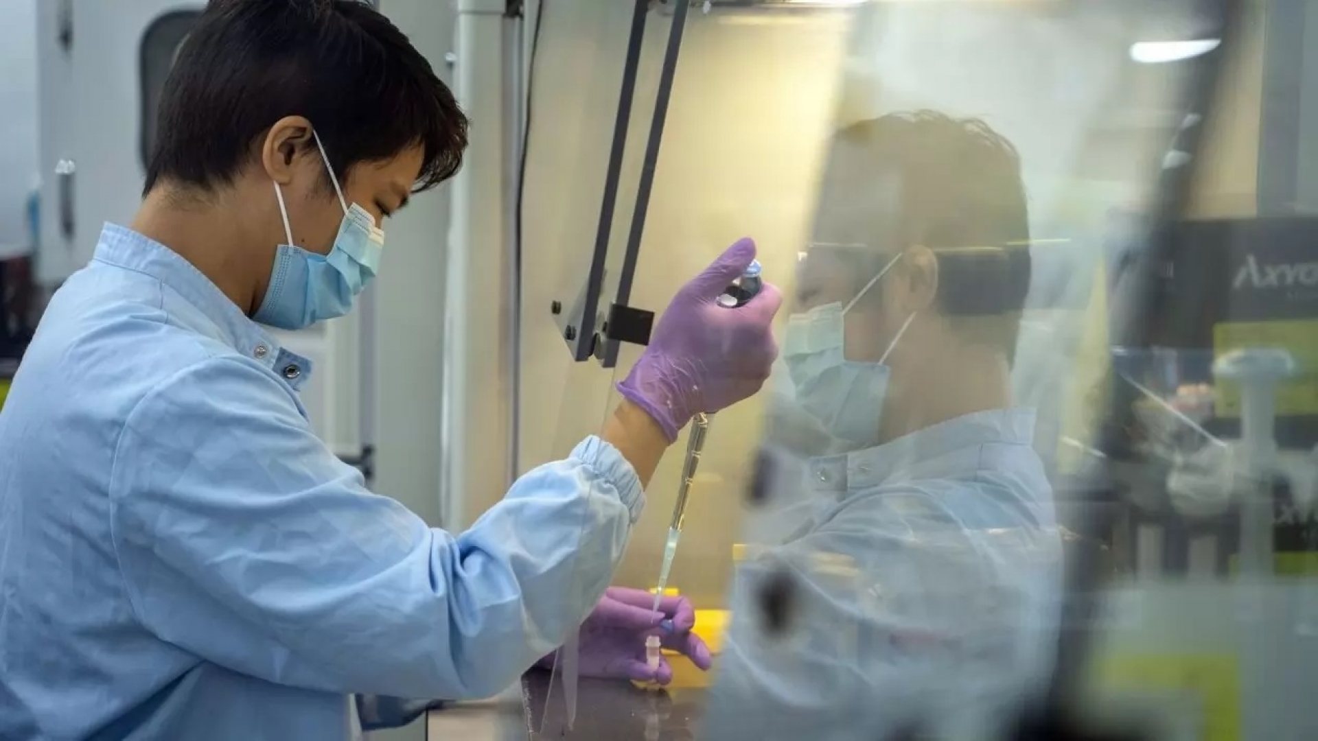 Investigadores detectan en Hong Kong primer caso de reinfección de Covid-19 en el mundo