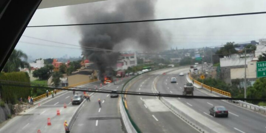 Se incendia camioneta en el paso exprés
