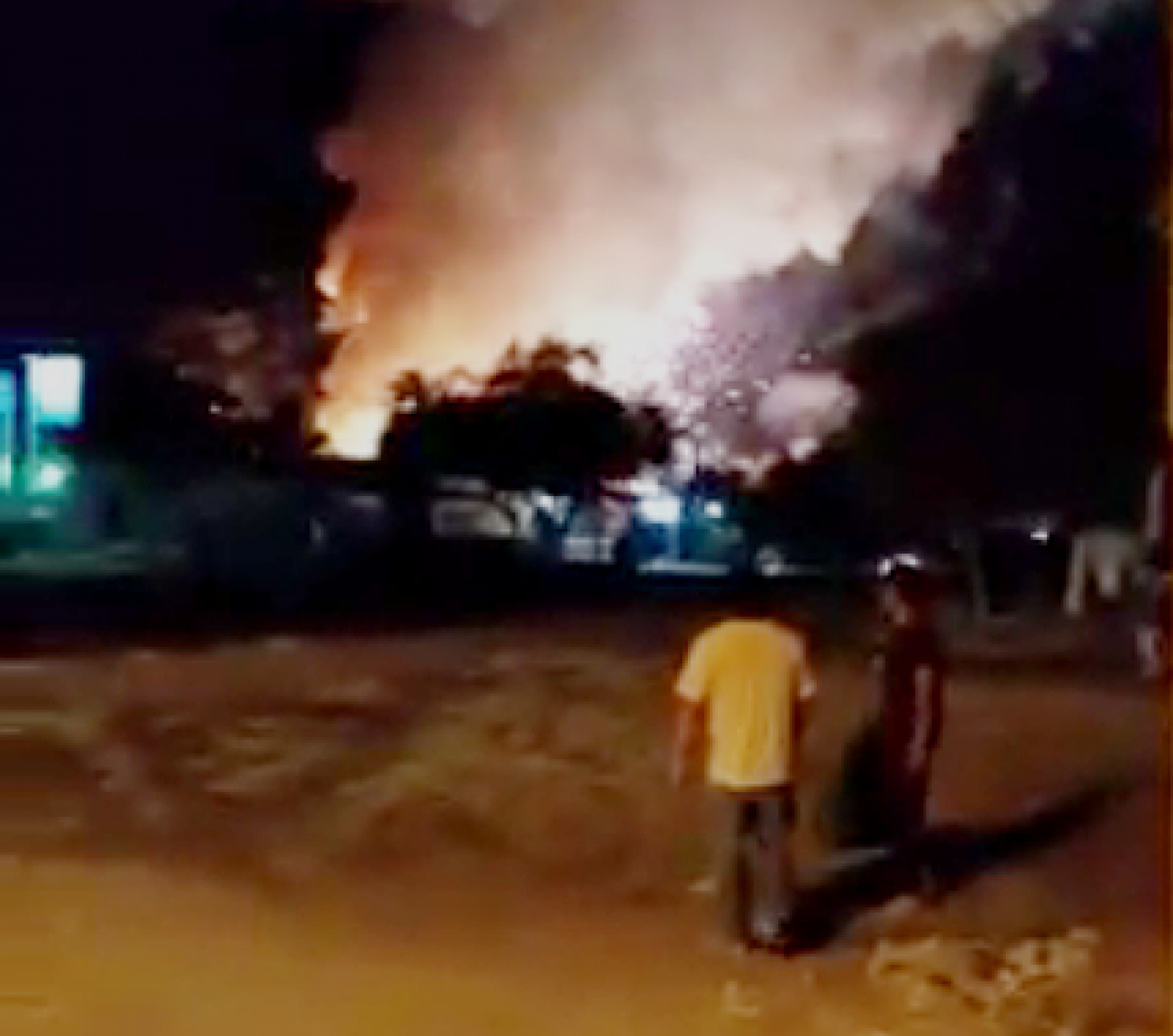 Fallece una mujer tras incendio en tianguis de venta de cohetes, en Xoxocotla