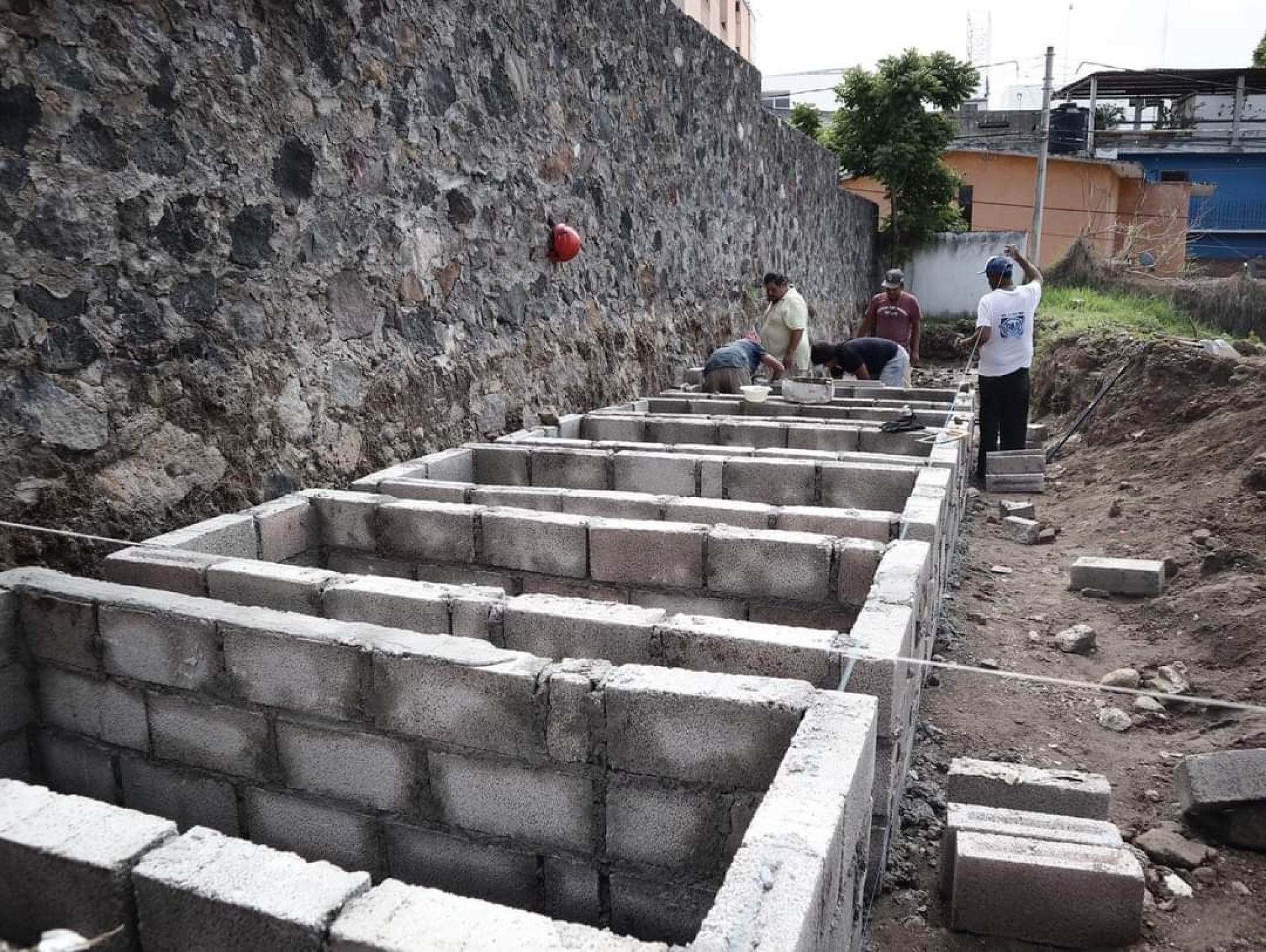 Continúan trabajos integrales de construcción de fosas de 'zona cero' en panteón de la Paz