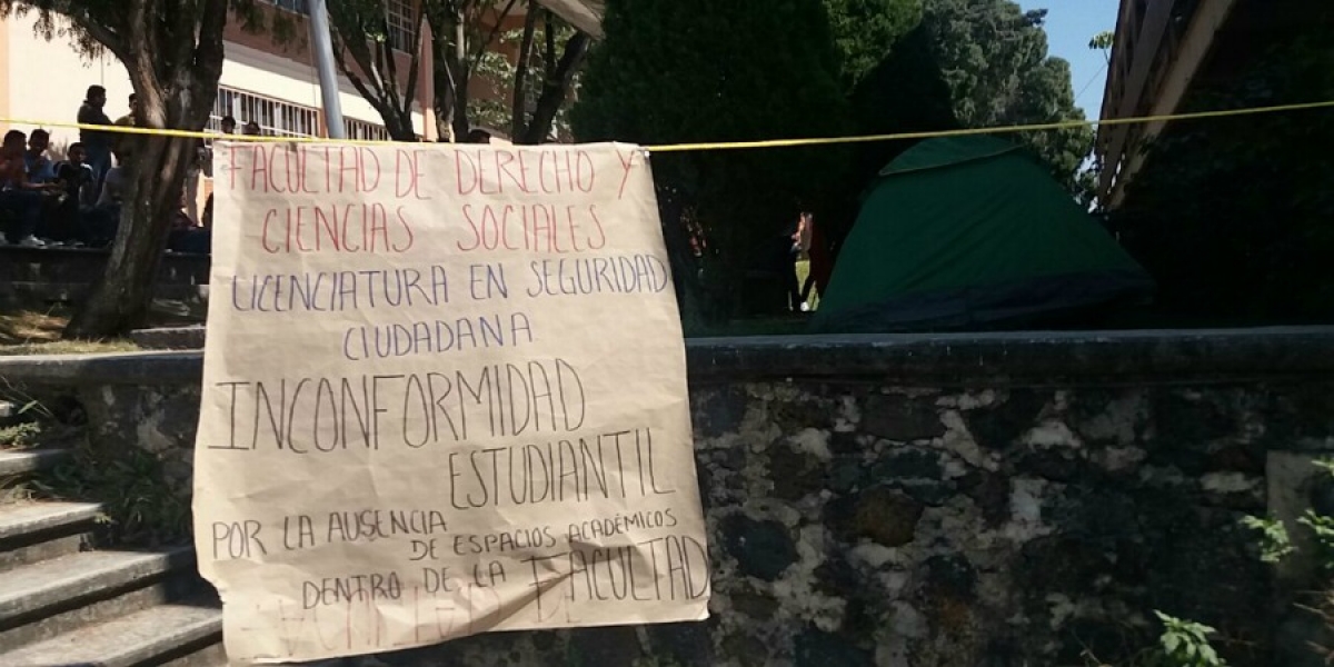 Alumnos de Licenciatura en Seguridad Ciudadana de la UAEM protestan por falta de aulas