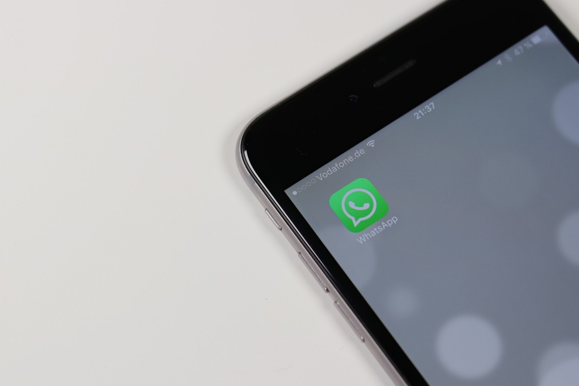 WhatsApp ahora sólo te permitirá hacer capturas de pantalla de conversaciones si activamos la protección por huella