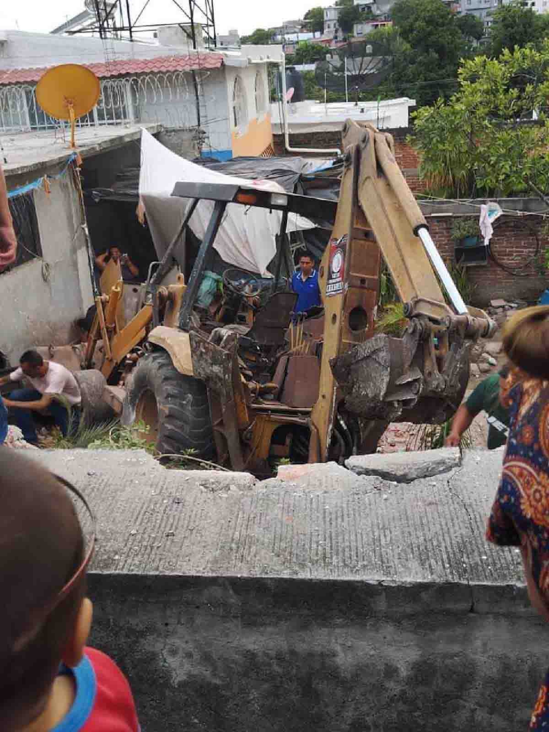 Retroexcavadora sin frenos causa tragedia en Zapata