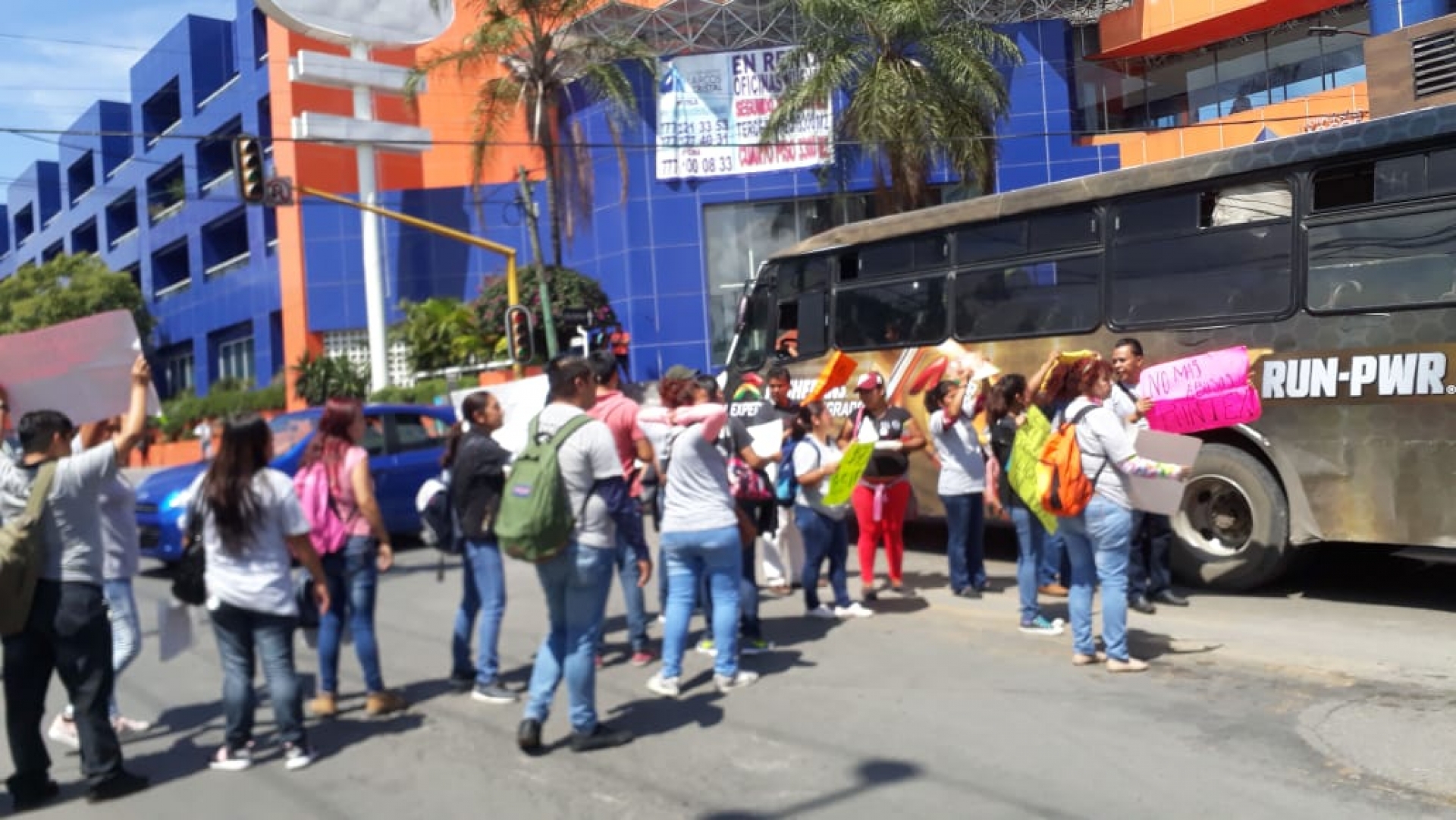 Ex trabajadores de Rintex bloquearon avenida Plan de Ayala
