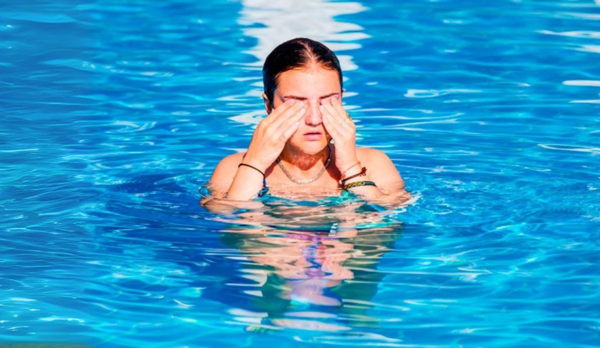 Efectos del cloro en la piel por exposición frecuente en piscinas o limpieza