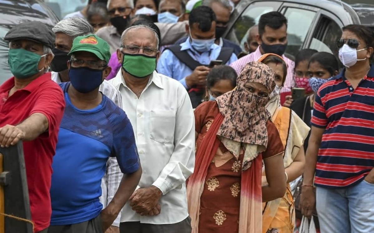 India supera de nuevo récord de contagios y muertes diarias por COVID-19