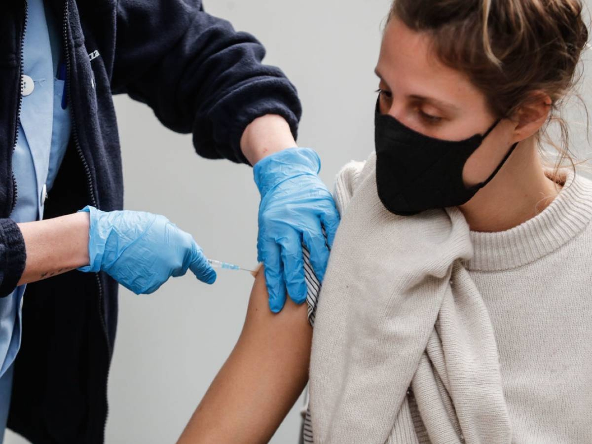 Las vacunas no evitan la infección del covid: ¿cómo frenarán entonces su transmisión?