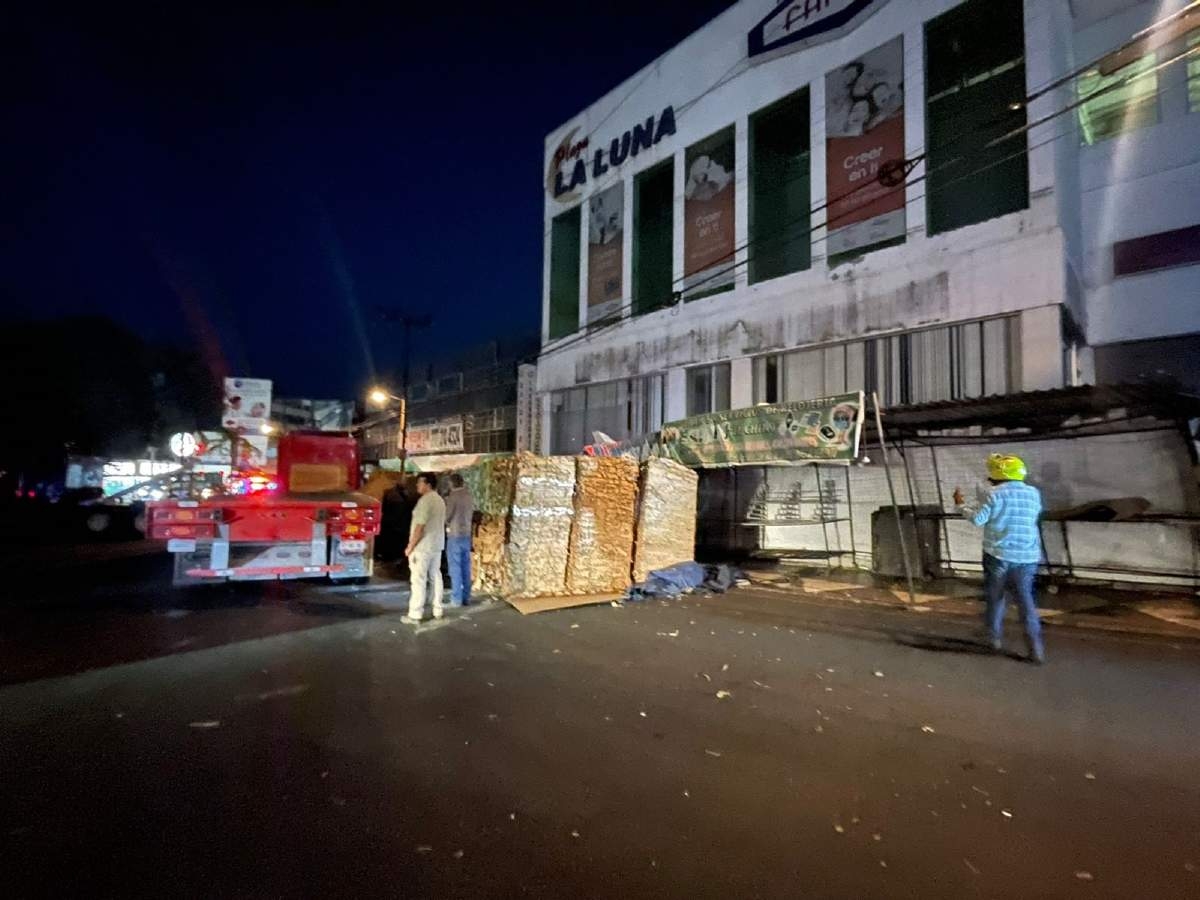 Vuelca un tráiler en la glorieta de “La Luna”