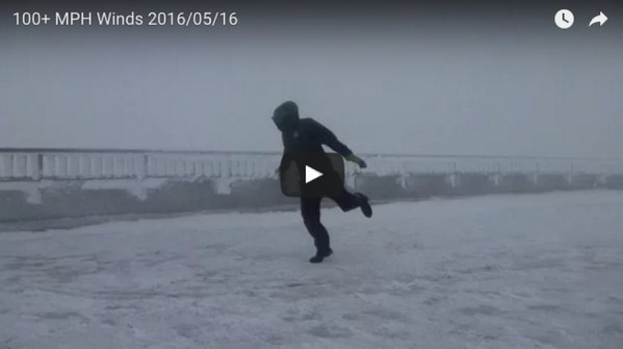 Un hombre se divierte en medio de rachas de viento de 175 kilómetros por hora