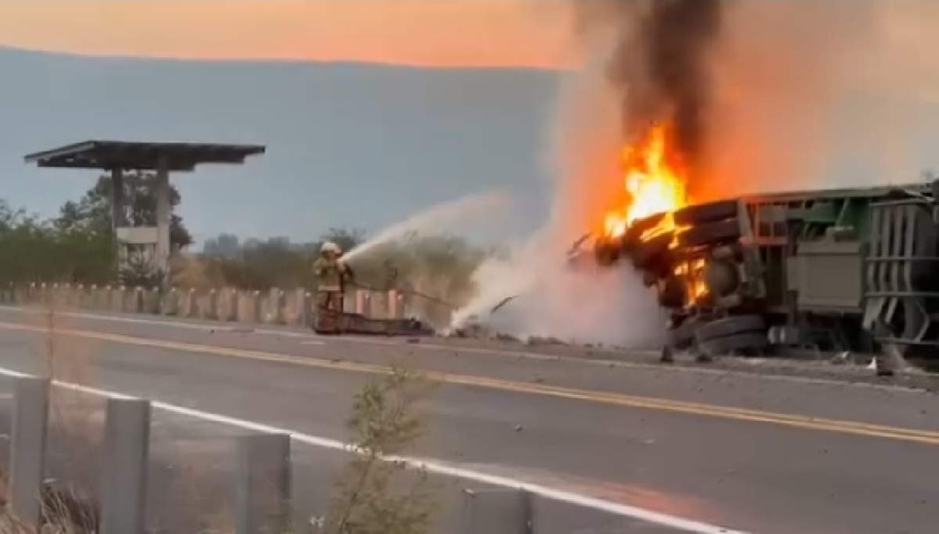 Arde tráiler en la autopista Siglo XXI