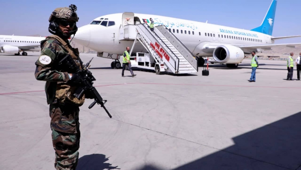 Talibanes impiden evacuación de 4 aviones de Afganistán
