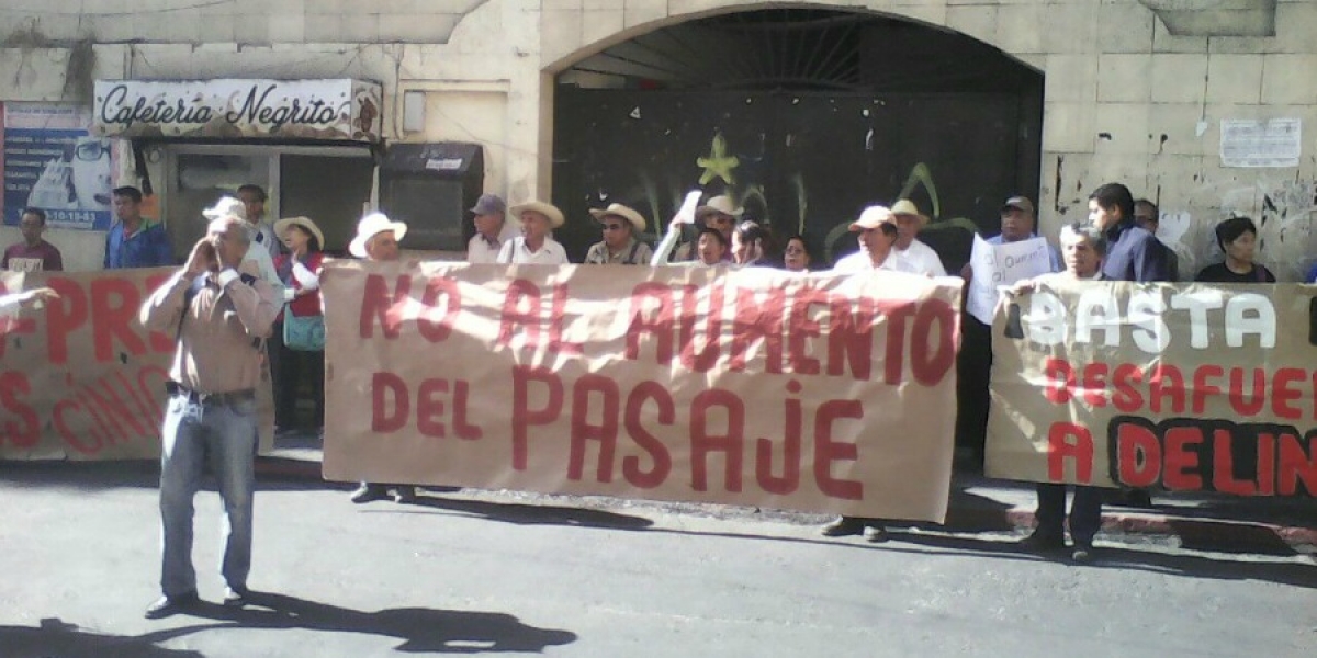 Marcha Asociación Cívica Morelense, en protesta por alza en precio de gasolina y de pasajes