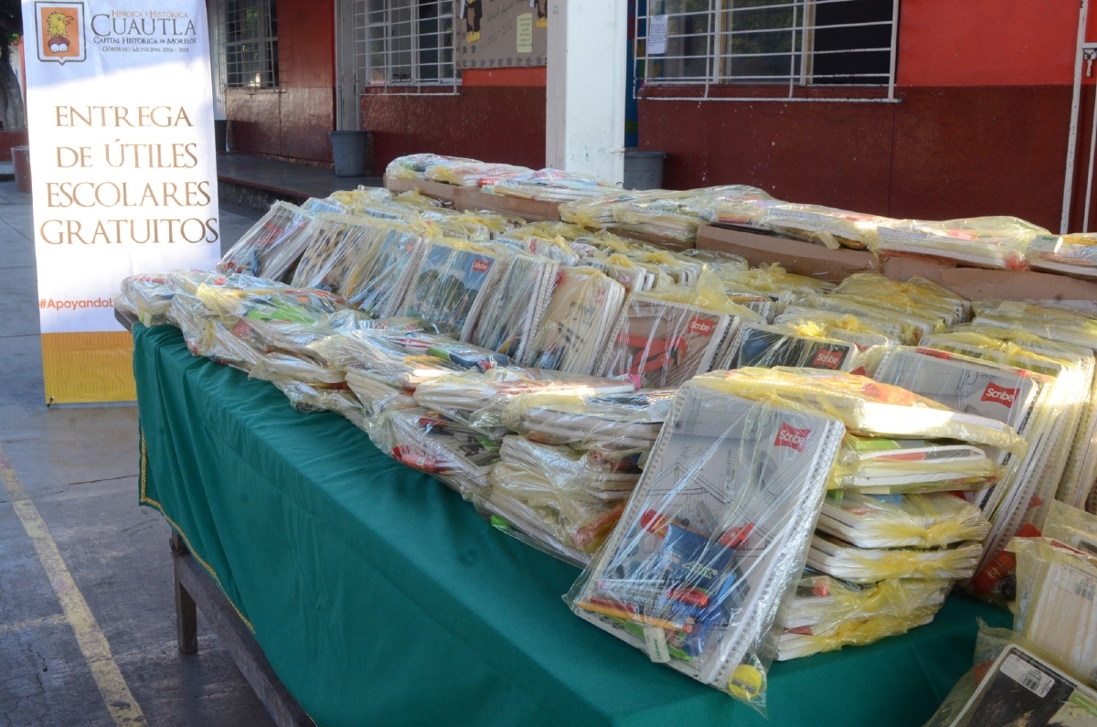 Entrega Raúl Tadeo Nava útiles escolares a niños de primaria en Cuautla