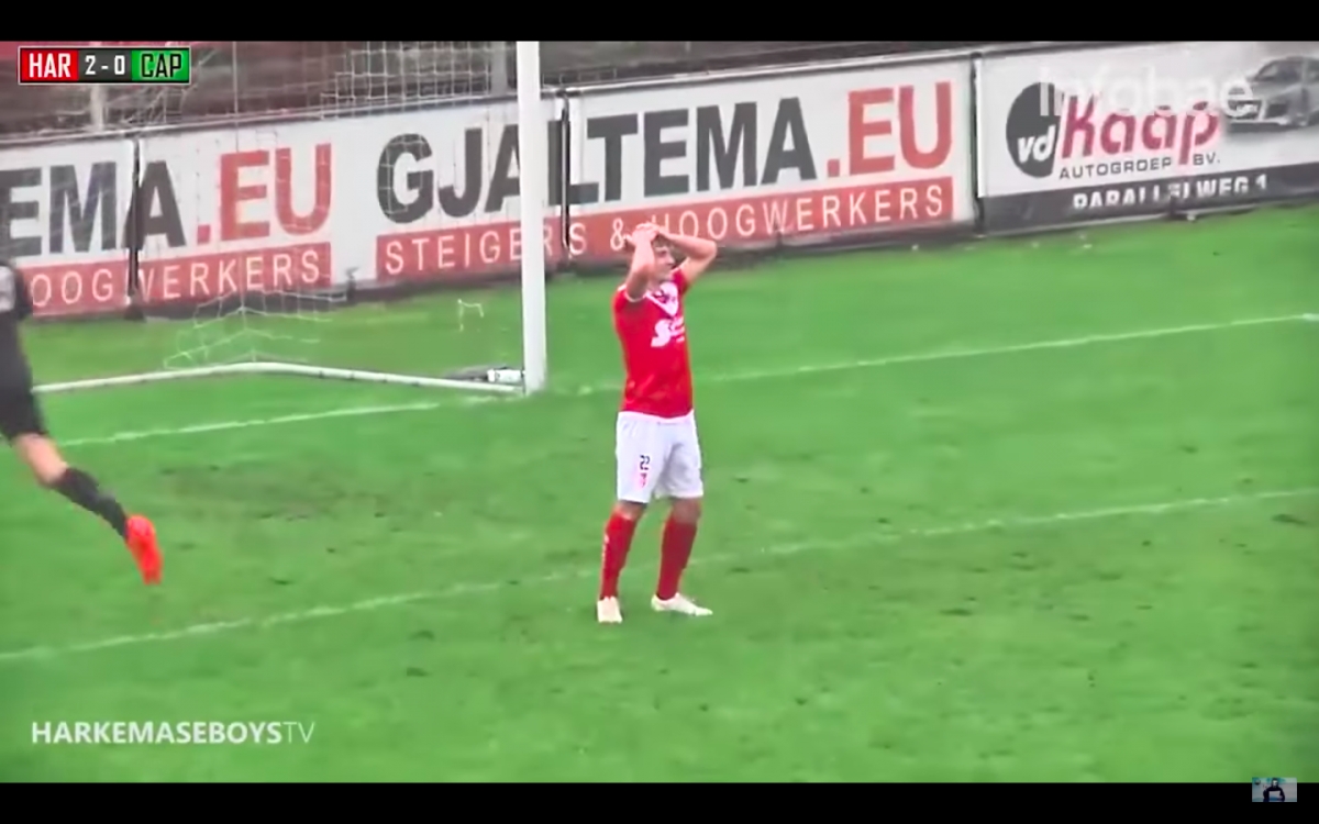 Un jugador queda solo frente a la portería y falla el remate de manera insólita (VIDEO)