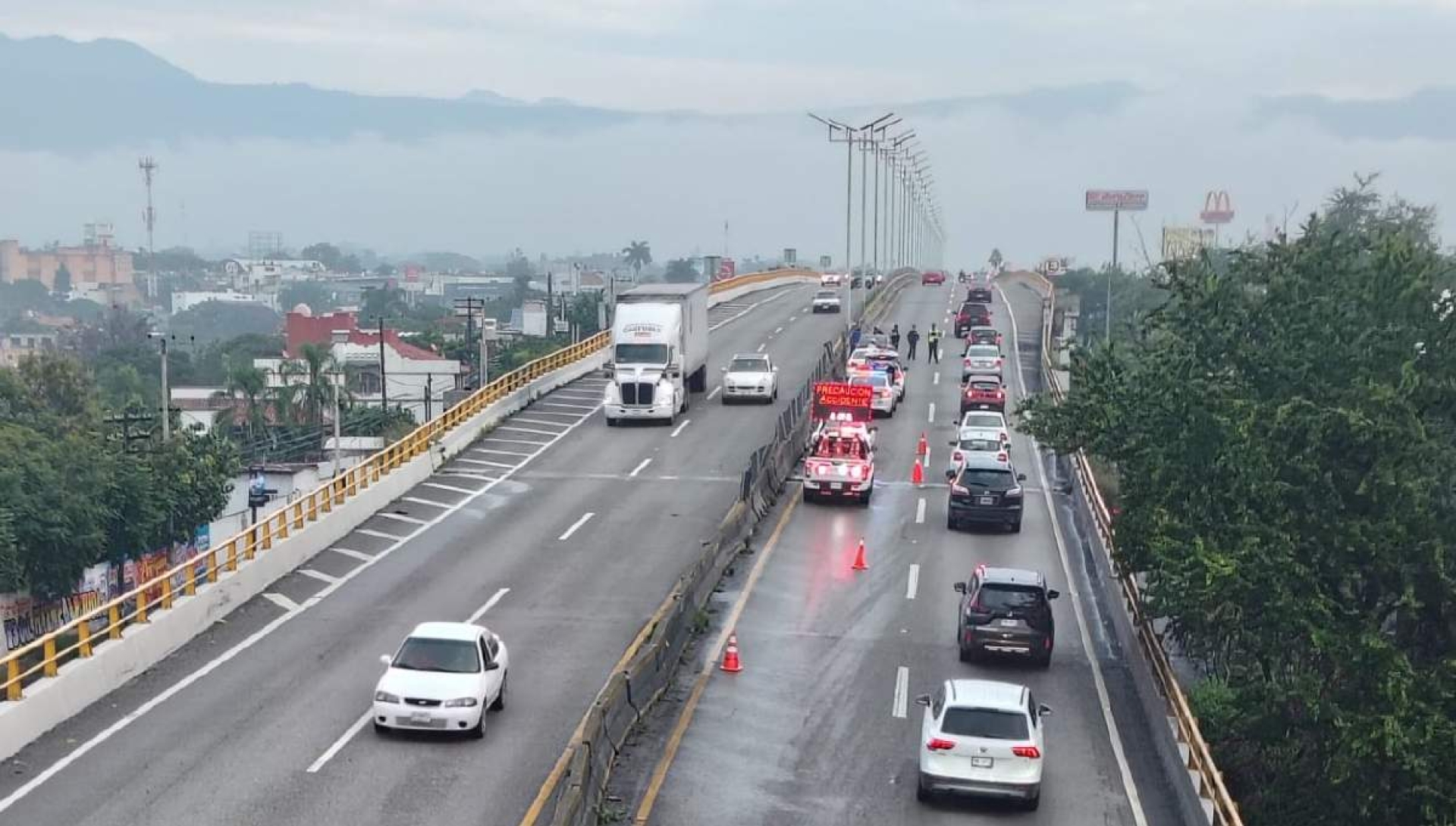 Se impactan tres vehículos en el distribuidor vial Palmira