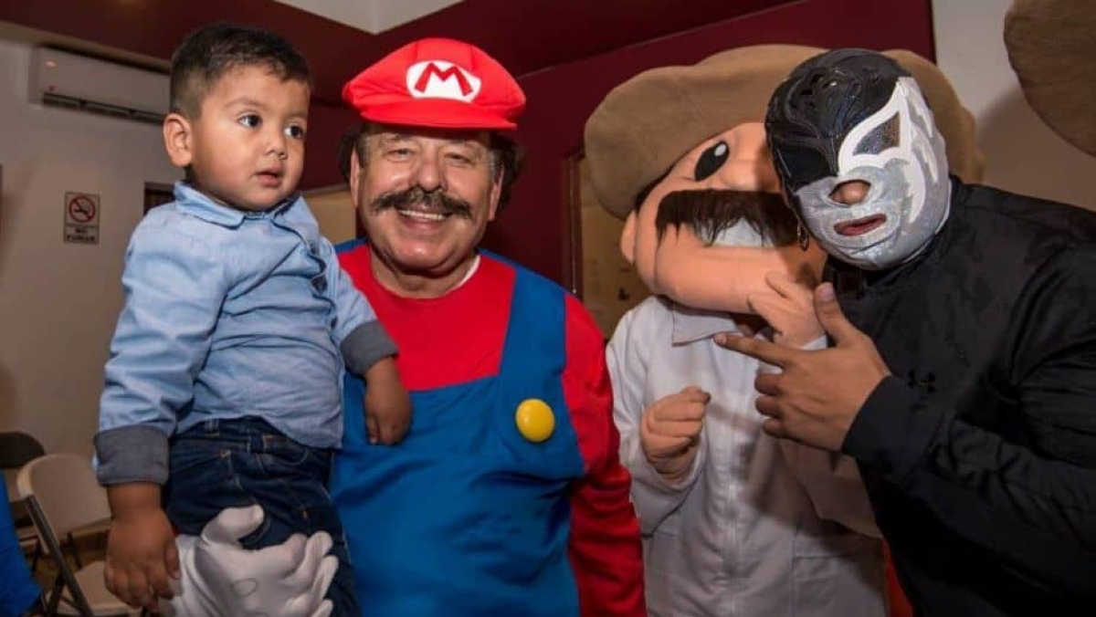 Candidato se transforma en Mario Bros y hace campaña en Go Karts