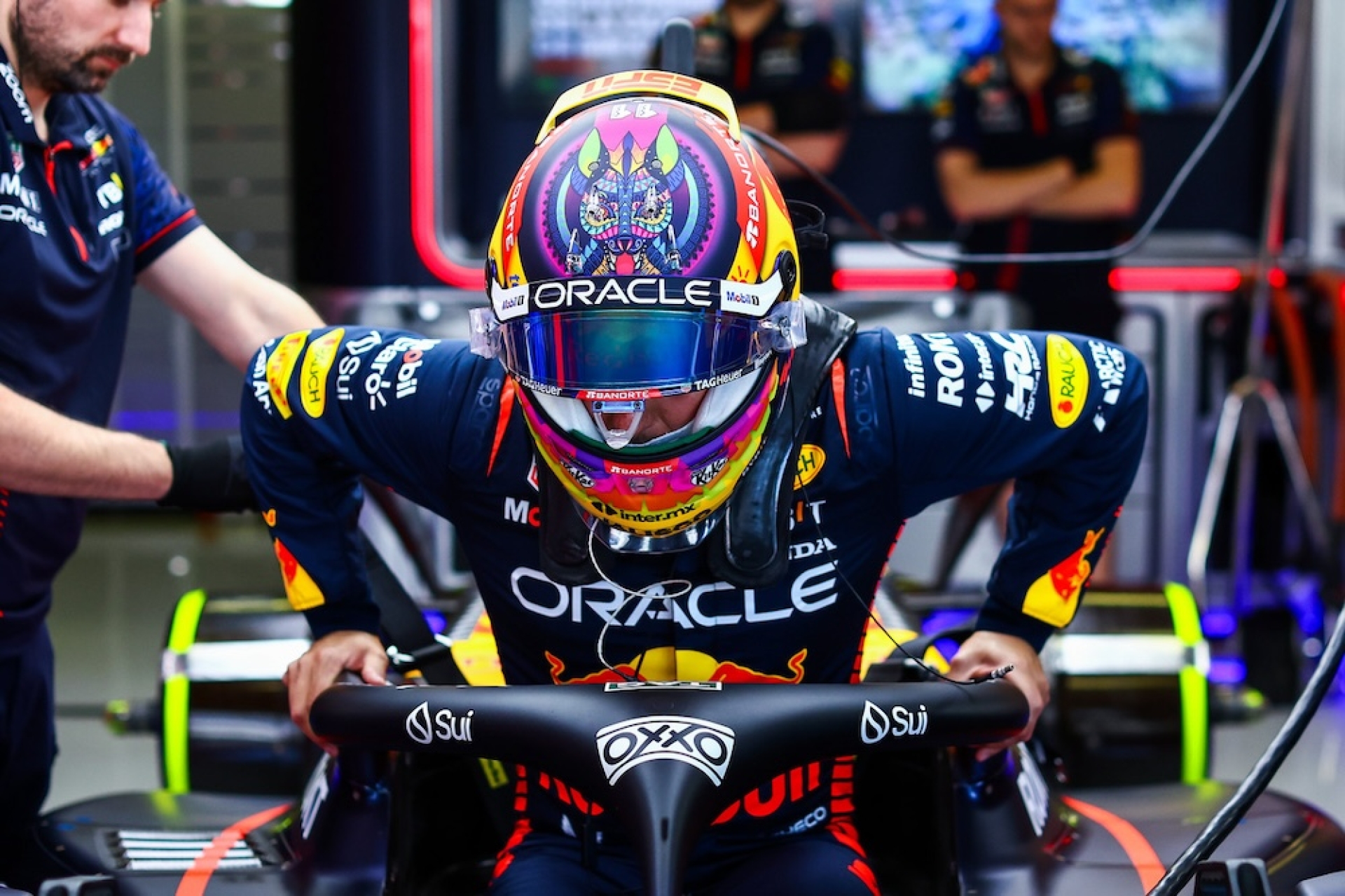 ¡SORPRENDENTE!: Subasta de casco de 'Checo' Pérez recauda más de millón y medio de pesos