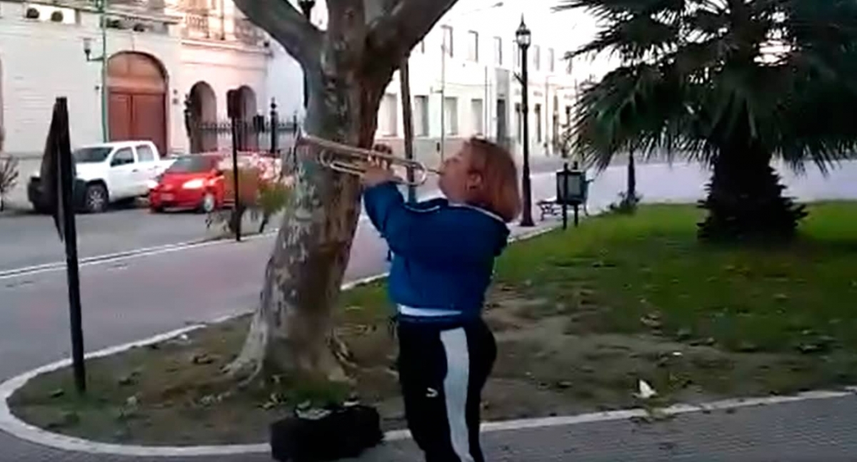 Lleva serenata a su papá afuera del hospital; está enfermo de COVID