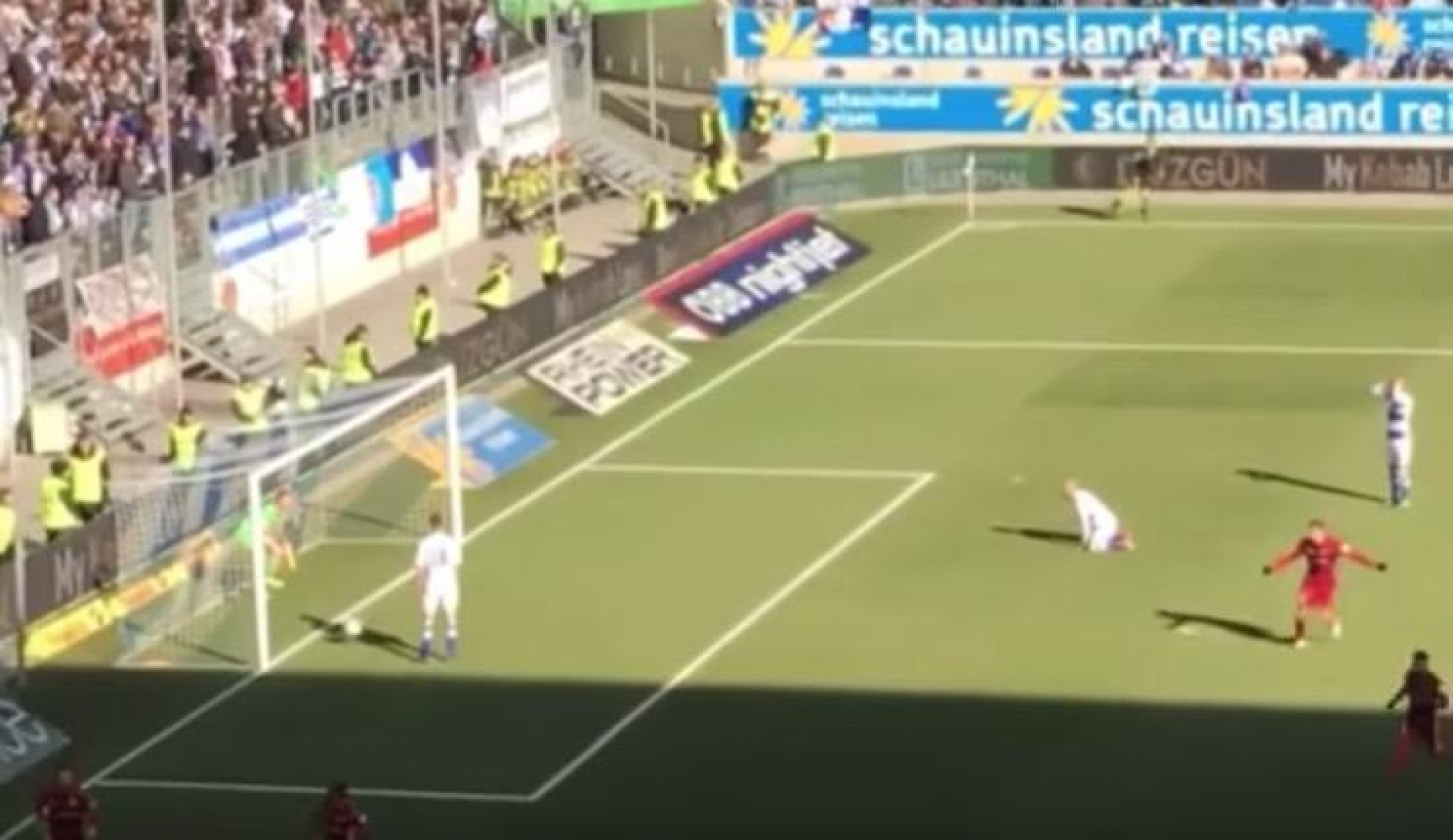 VIDEO: Portero toma agua en pleno partido...y ¡le meten gol!