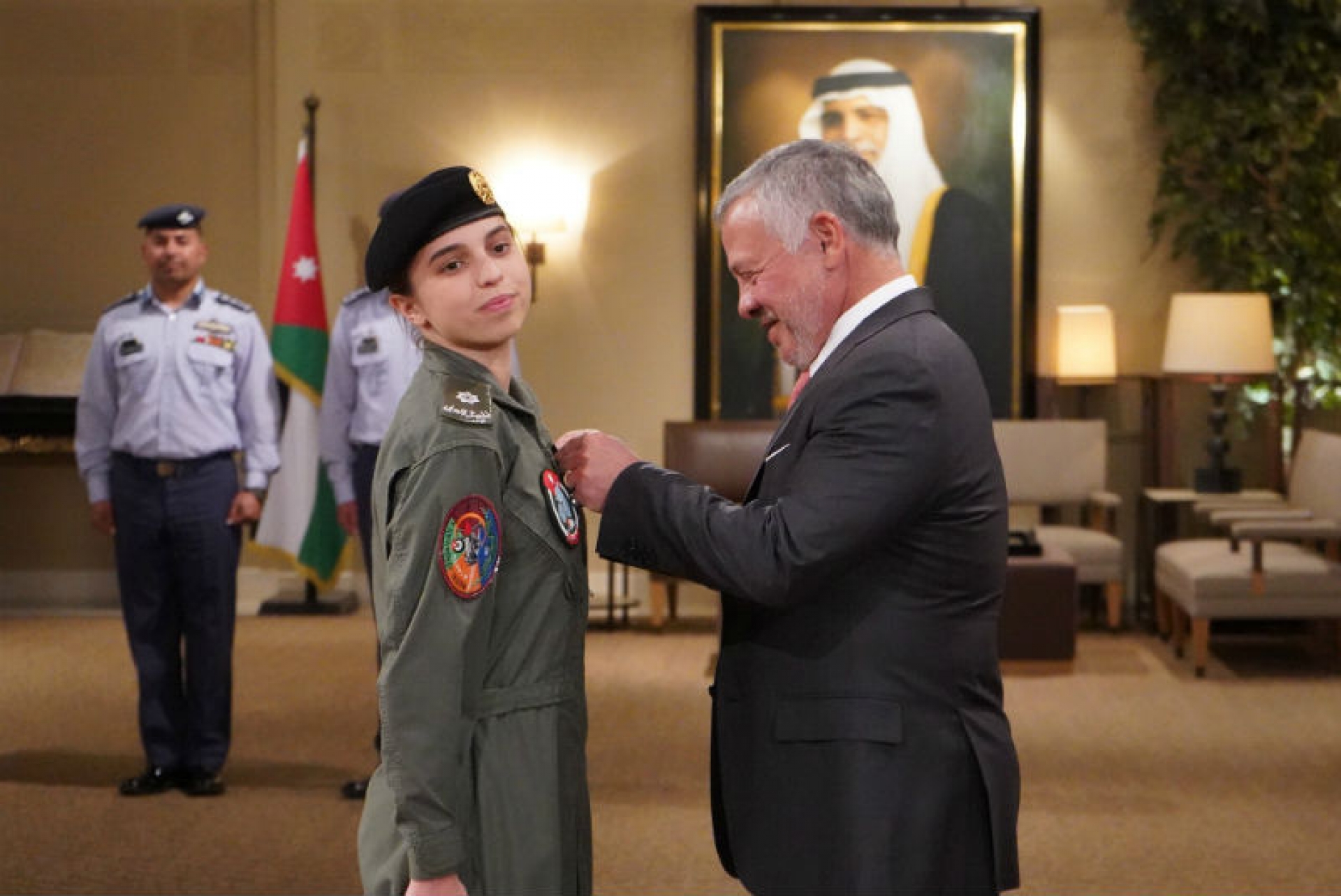 Princesa jordana se convierte en la primera mujer piloto en su país