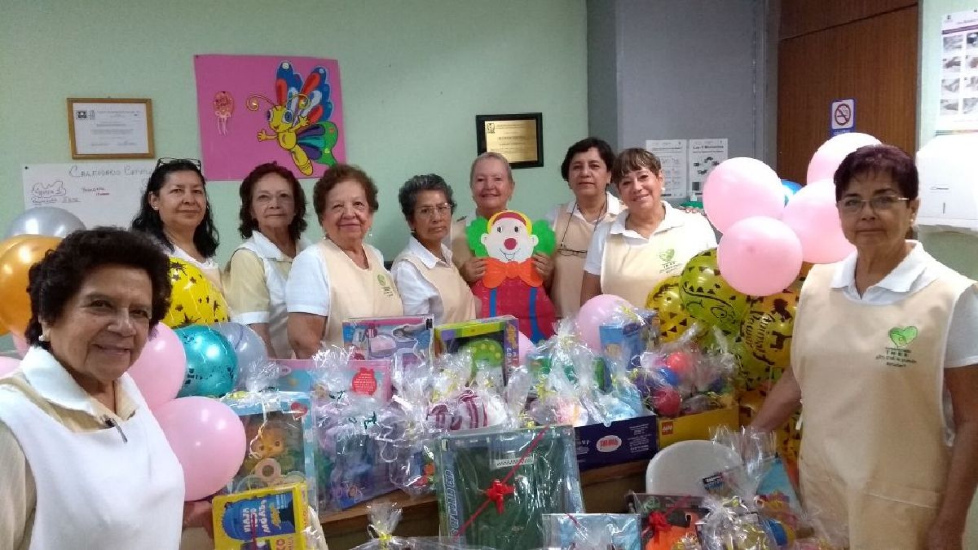 Entregan voluntarias juguetes en el Hospital General Regional Número 1