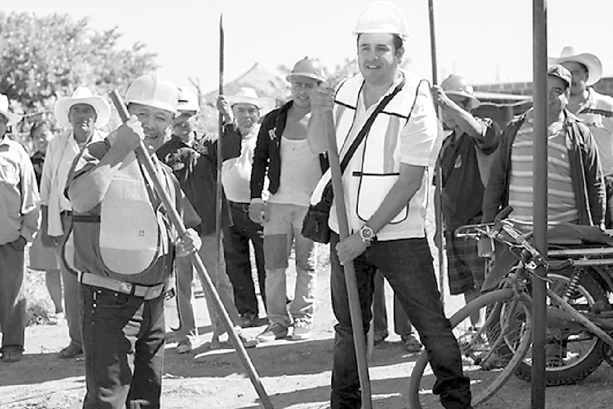 Edgar Muñoz Sanabria dio inicio a la obra de introducción de energía eléctrica en  la colonia Manantiales