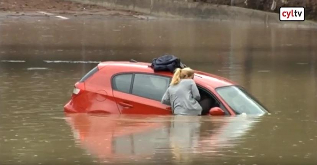 Ignora señalamientos y cae en puente inundado