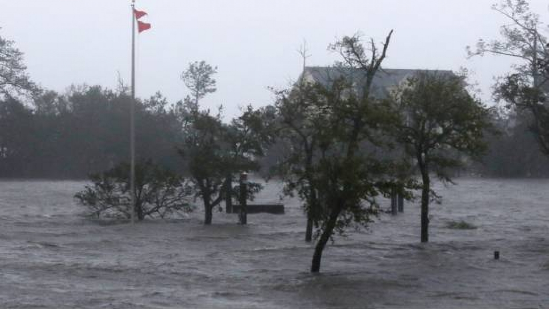 Huracán 'Florence' de categoría 1 pega en Carolina del Norte