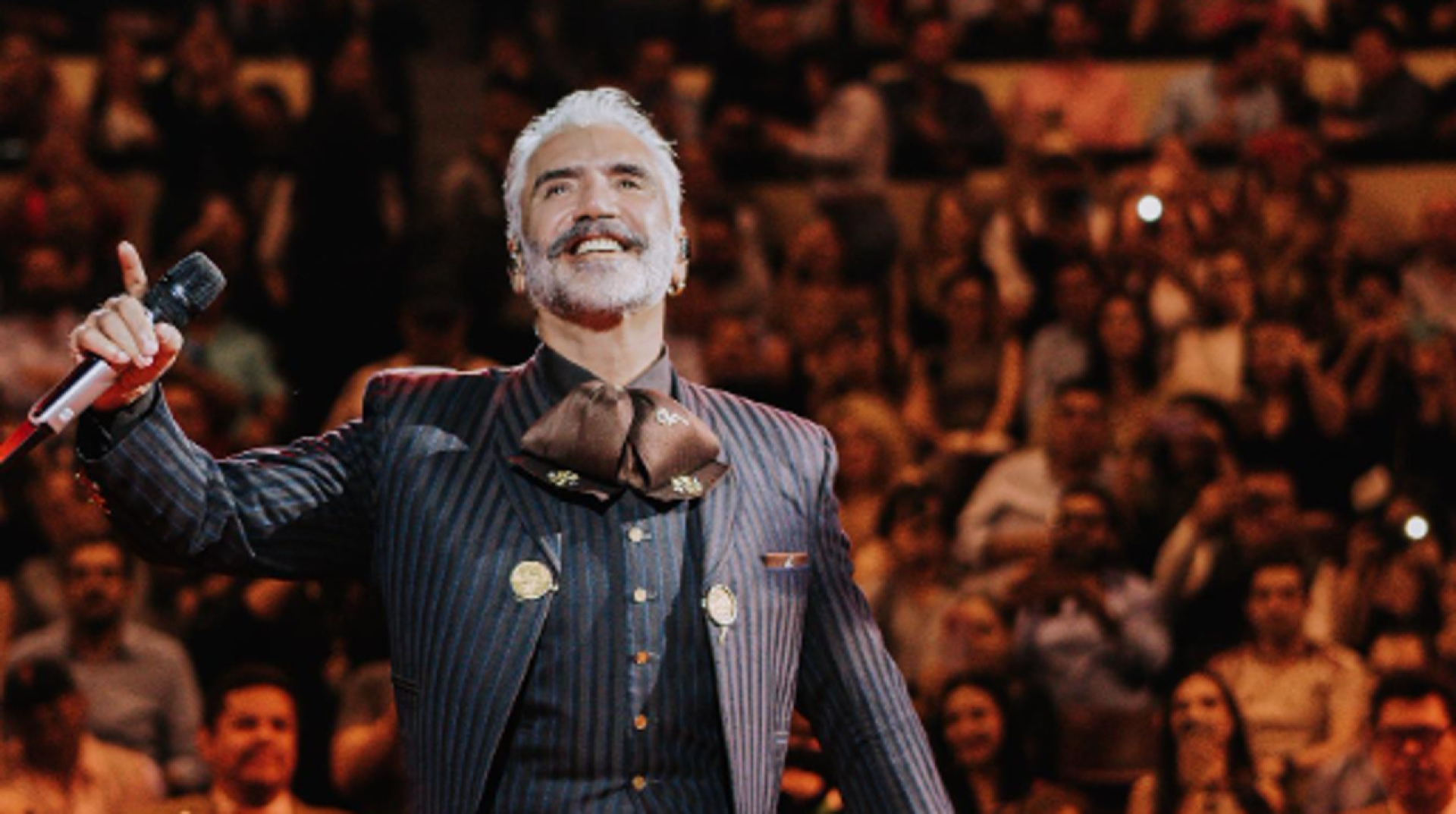 Alejandro Fernández anuncia nueva gira 'Amor y Patria" en México