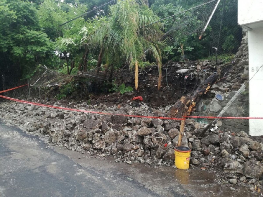 Reportan la caída de dos bardas a consecuencia de las lluvias