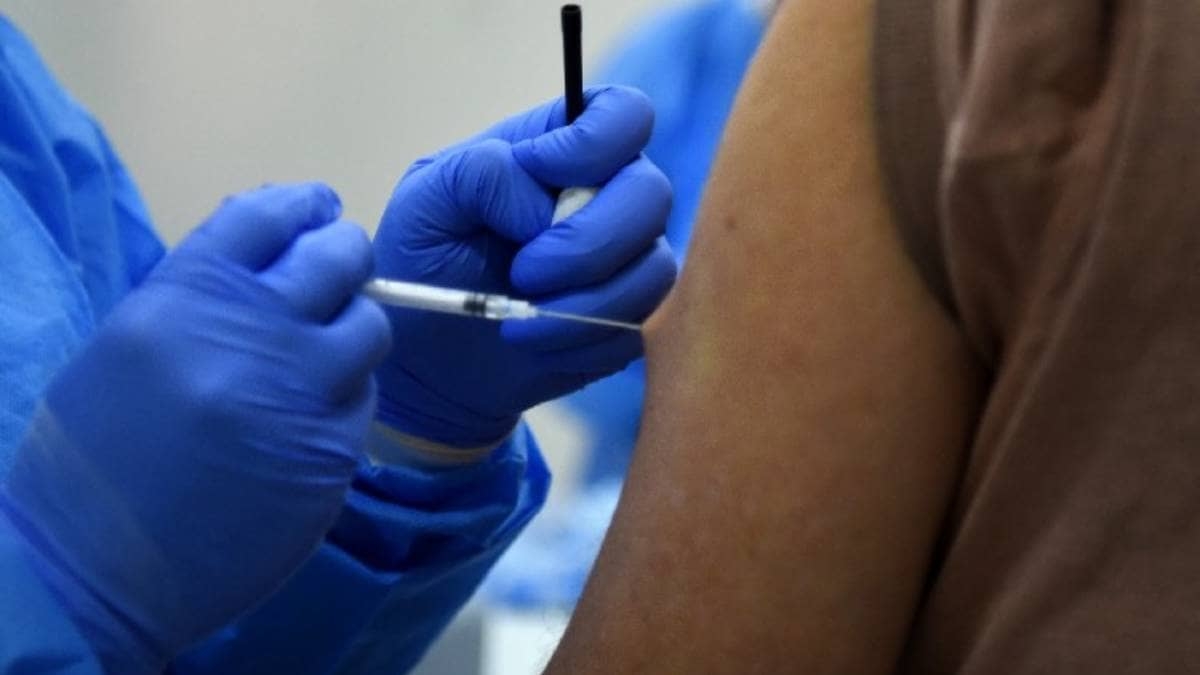 Detienen a enfermero en Ecuador que fingió aplicar vacuna COVID