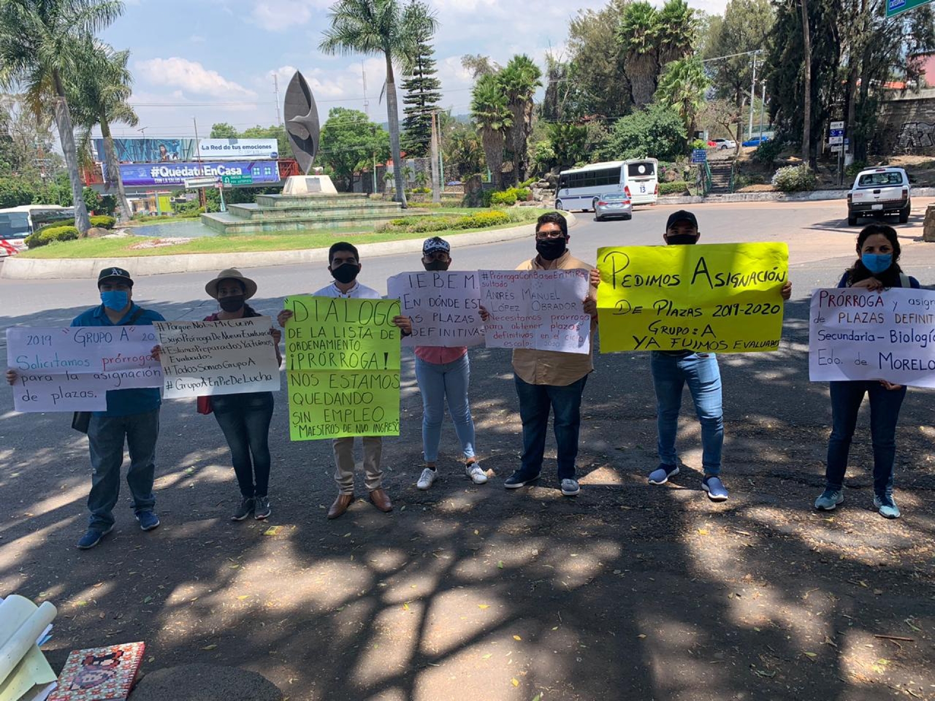 Docentes de nuevo ingreso se manifiestan en la glorieta de la Paloma de la Paz