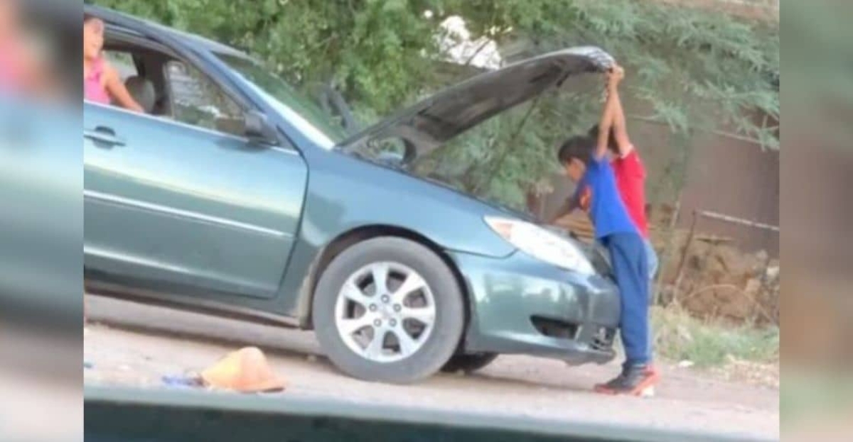 Niños logran reparar un carro tirado y huyen con el