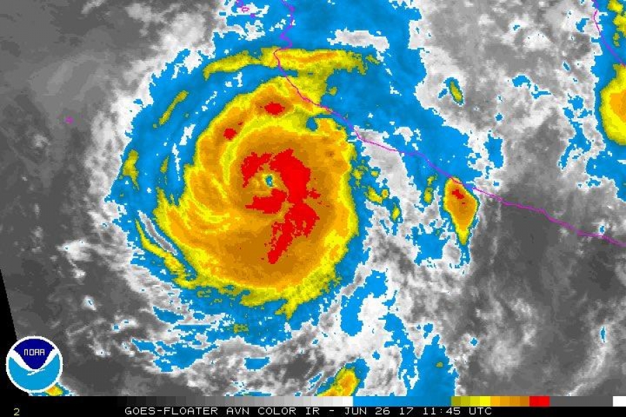 Dora se convierte en huracán frente a costas de Jalisco y Colima