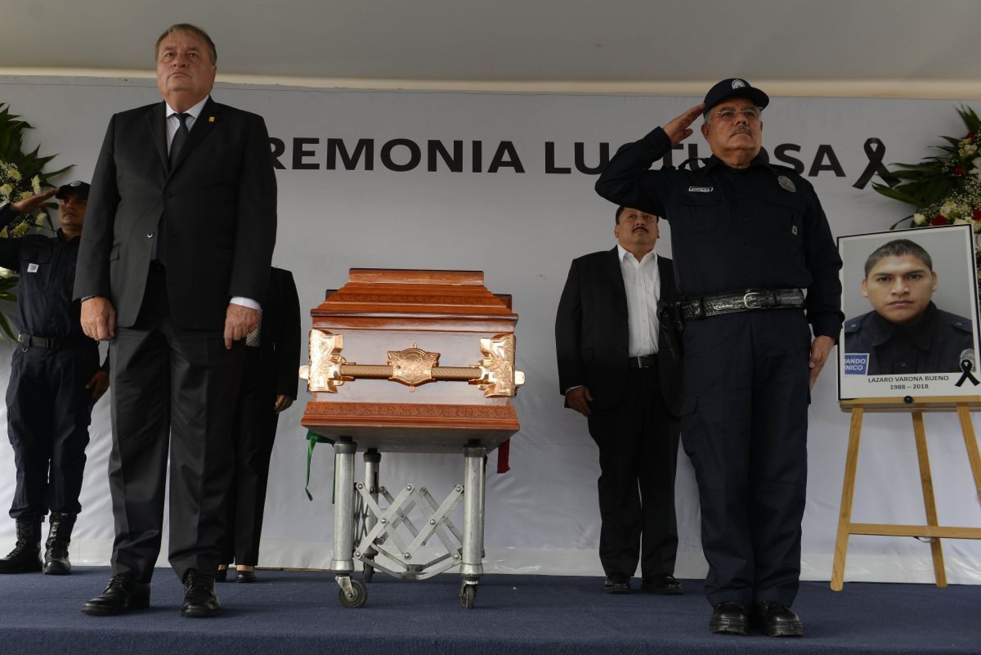 Rinden homenaje a policía asesinado en Temixco